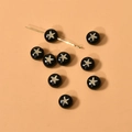 Vista macro de cuentas redondas negras con patrón de estrella de mar dorada para joyas - Estrella de Mar (20#) / 1 Pieza / Negro