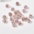 Détail de perles cubiques en verre rose vintage avec feuille pour création de bijoux - Cube Rose Cristal