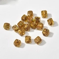 Gros plan de perles cubes ambrées avec feuilles d'or pour la création de bijoux DIY - Cube Ambré