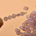 Lavendelfarbene Glasperlen in Herzform für DIY-Schmuckherstellung auf Golddraht - 6mm / Lila