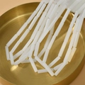 Détail macro de perles cylindriques blanches effet jade pour bijoux sur plateau doré - 38 Pièces/Fil / 3# Blanc Albâtre