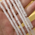 Vue macro de perles cylindriques en pierre naturelle 4x4mm dans la main pour bijoux DIY - Style Cylindrique (23#) / 4*4mm (Env. 95 Perles/Fil) / Cristal blanc