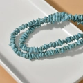 Detailopname van onregelmatige turquoise kralen met natuurlijke aders op een bord - Willekeurige Vorm / Blauw Turkoois