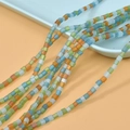 Nahaufnahme von 4mm mattierten quadratischen Glasperlen in Blau, Grün und Orange für DIY-Schmuck - 1# Matte Mischung Würfel (4mm)