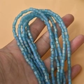 Nahaufnahme von 4mm hellblauen matten Glasperlen für DIY-Schmuckherstellung - 4# Matte Cyan Würfel (4mm)