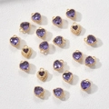 Macro-opname van 14k vergulde hartjeshangers met paarse geboortestenen voor DIY-sieraden - Paars Zirkonia Hart