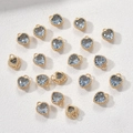 Details van hartvormige 14k vergulde hangers met blauwe facetgeslepen kristallen - Lichtblauw Zirkonia Hart
