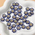 Nahaufnahme der 12mm tiefblauen Blumenperlen mit Goldrand für DIY-Schmuckherstellung - Marineblau