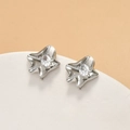 Orecchini d'argento dal design artistico ondulato con pietre di zirconia ovali - Stile Fiore Pendente (H-67) / Argento