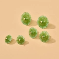 Détail de breloques fleurs vertes translucides avec texture et centre doré brillant - Petit (Champignon Vert)