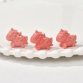 Détail de trois breloques licorne en résine rose pour bijoux DIY posées sur un plateau blanc - Forme de Licorne (16#)