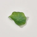 Dettaglio macro del vassoio in acrilico a forma di foglia con bordi smerigliati - Foglia di Loto con Bordo Arricciato (15#) / 17*22mm