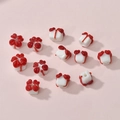 Detalle macro de cuentas de vidrio cúbicas con lazo rojo para bisutería DIY - Caja de regalo blanca