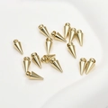 Dettaglio ravvicinato di ciondoli a cono placcati oro 14k per creazione di gioielli fai-da-te - Medio-Oro