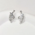 Pendientes de aguja de plata con circonita rectangular y líneas fluidas bañadas en oro 14k - Plateado