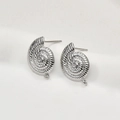 Vue macro de clous d'oreilles argentés en forme de coquillage pour la création de bijoux - 11*16mm / 1 Pièce / 4# Argent Style Spirale