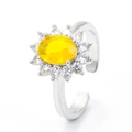 Detailansicht des Sonnenblumenrings mit gelbem Edelstein und klarem Zirkonia-Besatz - Einstellbar Offen / Platin-Gelb