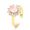 Bague dorée ajustable avec une pierre rose ovale entourée de zircons étincelants - Ouvert Réglable / Ton Or Rose