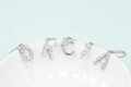 Detail der silbernen Buchstaben-Anhänger A, C, D, I, K mit funkelnden Zirkoniasteinen - Buchstabe A / Silber