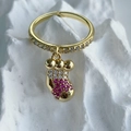 Verstelbare gouden ring met kerstsok-bedeltje en roze zirkonia-steentjes - Roze Kerstsok Stijl (R0131-B)