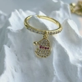 Anello dorato con cappello di Babbo Natale, zirconi colorati e accenti in cristallo bianco - Stile Cappello di Babbo Natale (R0131-E)