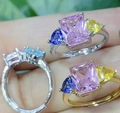 Bunter Zirkonring mit rosa rechteckigem Stein und vergoldeter Ringschiene - Drei-Stein-Ring / Gold