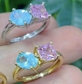 Modische gold- und silberfarbene Ringe mit blauem Oval- und rosa rechteckigem Zirkon - Zwei-Stein-Ring / Gold