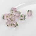 Detailansicht der rosa Glas-Erdbeerperlen mit grünen Blättern für DIY Schmuckstücke - 15# Rosa Erdbeere (14*15mm)