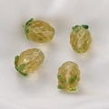 Makroaufnahme von vier Bernstein-Ananasperlen mit grünen Blättern für DIY-Schmuckherstellung - Gelbe Ananas (11*15mm)
