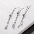 Dettaglio di catene box in argento regolabili con perle scorrevoli e zircone - Stile Corto Oro Bianco K