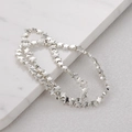 Collar de eslabones de estrellas plateadas sobre base de mármol blanco - Pentagrama Plata Brillante