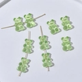 Nahaufnahme grüner transparenter Bärenperlen auf Goldnadeln für DIY-Schmuckherstellung - Horizontale Bohrung / 10er Pack / Hellgrün (Gelblich)