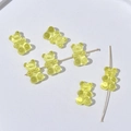 Detailansicht gelber durchsichtiger Bär-Perlen aus Harz für DIY-Schmuck und Basteln - Horizontale Bohrung / 10er Pack / Hellgelb