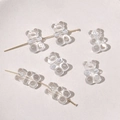 Makro-Detail von transparenten Gummibärchen-Perlen aus Harz auf einem Goldstift für DIY - Horizontale Bohrung / 10er Pack / Klarweiß