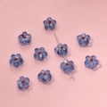 Makroaufnahme blauer lichtdurchlässiger Glasblumenperlen mit roten Mitten für DIY-Schmuck - Blume / Denim Blau Kleine Blume