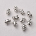 Dettaglio del ciondolo a cuore insetto placcato oro 14K con cristalli per gioielli DIY - Pendaglio di Dragon Fruit / Argento