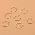 Orecchini a cerchio placcati oro 14k con chiusura a cerniera su sfondo arancio - Piccolo / Oro