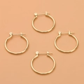Dettaglio macro di orecchini a cerchio tondi placcati in oro 14k con chiusura a scatto - Grande / Oro