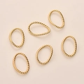 Detailansicht von sechs unregelmäßigen goldenen Anhängern mit Textur für DIY-Schmuck - Ovaler Gedrehter Stil (10#)