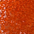 Makroaufnahme von 4mm orangefarbenen transparenten Glasperlen für DIY-Schmuck und Ketten - Orangerot