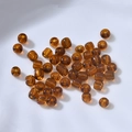 4mm glänzende bernsteinfarbene Glasperlen für DIY-Schmuck in gestreutem Layout - Kaffeebraun