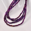 Close-up van 3mm vierkante hematiet kralen met paarse metaalglans voor doe-het-zelf sieraden - Paars Vierkant
