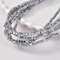 Detailansicht von 3mm silbernen Hämatit-Quadratperlen mit Metallglanz für DIY-Schmuck - Silbernes Quadrat