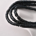Λεπτομερής όψη μαύρων χαντρών Heishi 6mm με μπλε υφή σε κεραμικό πιάτο - Δίσκος / 6mm (1 σκέλος / περίπου 39cm) / 30# Μαυρομπλέ