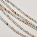 Vista detallada de cuentas redondas de piedra natural azul claro 4-5mm para joyería DIY - aprox. 90 Cuentas/Paquete / 5# Jade Blanco