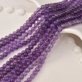 Vista detallada de cuentas redondas de amatista púrpura de 4-5mm con acabado pulido - aprox. 90 Cuentas/Paquete / 27# Amethyst