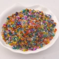 Bunte 4mm Glasperlen Mischung für DIY Schmuck in einer weißen Schale in Blütenform - Mehrfarbig