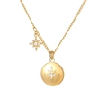 Détail macro du collier en titane doré avec doubles pendentifs étoile et zircons - Or