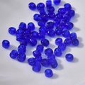 Blaue 4mm transparente Glasperlen für DIY Schmuckherstellung auf weißem Grund - Dunkelblau