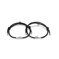 Magnetische Partner-Armbänder aus schwarzem Seil mit gravierten silbernen Anhängern - Her One His Only Stil (B1571-A-BL) / Schwarz